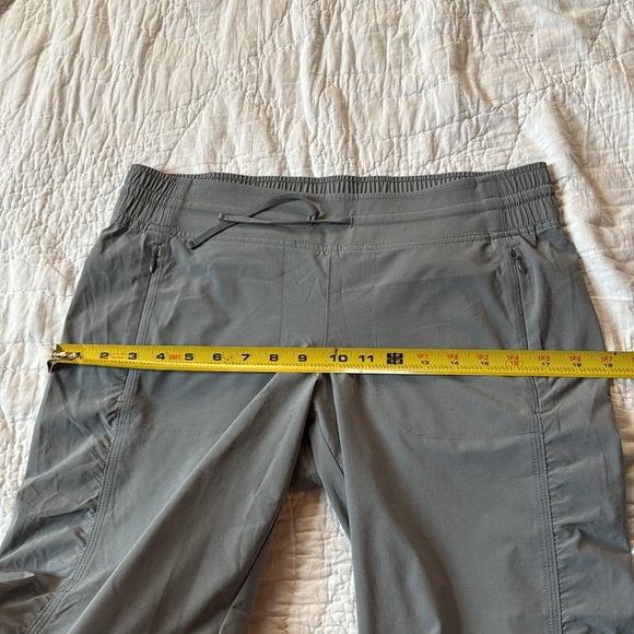 Athleta La Viva Capri Pants Light Gray size 8 - Picture 16 of 16
